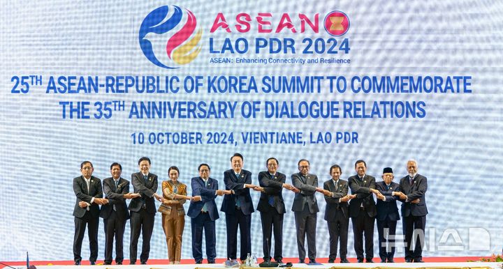 [비엔티안=뉴시스] 최진석 기자 = 윤석열 대통령이 10일(현지시각) 라오스 비엔티안 국립컨벤션센터에서 열린 한-아세안(ASEAN·동남아시아국가연합) 정상회의에서 참석 정상들과 기념촬영하고 있다. 왼쪽부터 미얀마 아웅 쪼 모 외교부 사무차관, 필리핀 페르디난드 로무알데즈 마르코스 주니어 대통령, 싱가포르 로렌스 웡 총리, 태국 패통탄 친나왓 총리, 베트남 팜 밍 찡 총리 , 윤 대통령, 의장국인 라오스 손싸이 시판돈 총리, 말레이시아 안와르 빈 이브라힘 총리, 브루나이 하싸날 볼키아 국왕, 캄보디아 훈 마넷 총리, 인도네시아 마루프 아민 부통령, 동티모르 샤나나 구스마웅 총리.2024.10.10. myjs@newsis.com