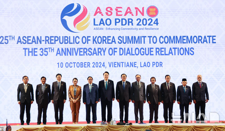 [비엔티안=뉴시스] 최진석 기자 = 윤석열 대통령이 10일(현지시각) 라오스 비엔티안 국립컨벤션센터에서 열린 한-아세안(ASEAN·동남아시아국가연합) 정상회의에서 참석 정상들과 기념촬영하고 있다. 왼쪽부터 미얀마 아웅 쪼 모 외교부 사무차관, 필리핀 페르디난드 로무알데즈 마르코스 주니어 대통령, 싱가포르 로렌스 웡 총리, 태국 패통탄 친나왓 총리, 베트남 팜 밍 찡 총리 , 윤 대통령, 의장국인 라오스 손싸이 시판돈 총리, 말레이시아 안와르 빈 이브라힘 총리, 브루나이 하싸날 볼키아 국왕, 캄보디아 훈 마넷 총리, 인도네시아 마루프 아민 부통령, 동티모르 샤나나 구스마웅 총리.2024.10.10. myjs@newsis.com