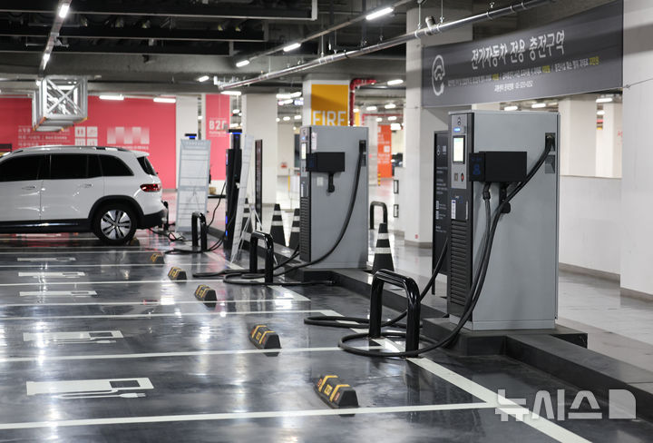 [서울=뉴시스] 김금보 기자 = 10일 서울시내 한 지하주차장에 운영되고 있는 전기자동차 전용 충전구역이 비교적 한산한 모습을 보이고 있다. 전기차 캐즘(Chasm·일시적 수요 정체)과 화재 사고 우려로 인해 수입 전기차 등록 대수가 급감했다. 한국수입자동차협회에 따르면 지난 8∼9월 신규 등록된 수입 전기차는 6868대로, 전년 동기 대비 40.1% 감소했다. 2024.10.10. kgb@newsis.com
