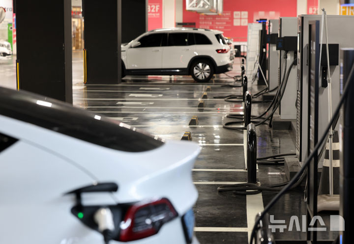 [서울=뉴시스] 김금보 기자 = 10일 서울시내 한 지하주차장에 운영되고 있는 전기자동차 전용 충전구역이 비교적 한산한 모습을 보이고 있다. 2024.10.10. kgb@newsis.com
