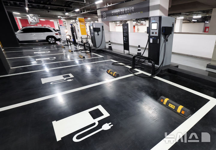 [서울=뉴시스] 김금보 기자 = 10일 서울시내 한 지하주차장에 운영되고 있는 전기자동차 전용 충전구역이 비교적 한산한 모습을 보이고 있다.&nbsp;&nbsp; 전기차 캐즘(Chasm·일시적 수요 정체)과 화재 사고 우려로 인해 수입 전기차 등록 대수가 급감했다. 한국수입자동차협회에 따르면 지난 8∼9월 신규 등록된 수입 전기차는 6868대로, 전년 동기 대비 40.1% 감소했다. 2024.10.10. kgb@newsis.com