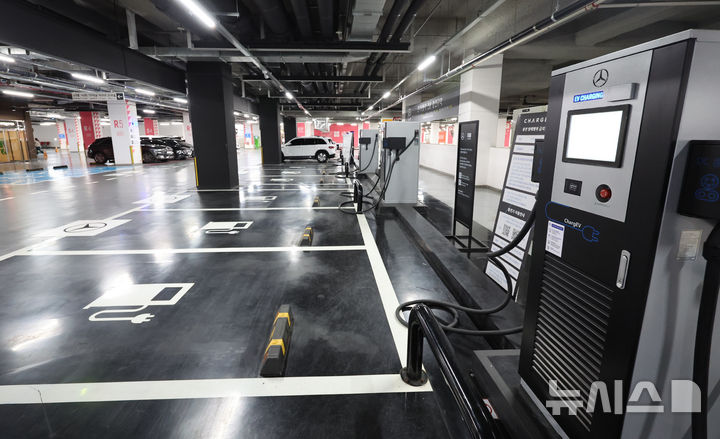 [서울=뉴시스] 김금보 기자 = 10일 서울시내 한 지하주차장에 운영되고 있는 전기자동차 전용 충전구역이 비교적 한산한 모습을 보이고 있다.&nbsp; 전기차 캐즘(Chasm·일시적 수요 정체)과 화재 사고 우려로 인해 수입 전기차 등록 대수가 급감했다. 한국수입자동차협회에 따르면 지난 8∼9월 신규 등록된 수입 전기차는 6868대로, 전년 동기 대비 40.1% 감소했다. 2024.10.10. kgb@newsis.com