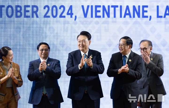[비엔티안=뉴시스] 최진석 기자 = 윤석열 대통령이 10일(현지시각) 라오스 비엔티안 국립컨벤션센터에서 열린 한-아세안(ASEAN·동남아시아국가연합) 정상회의에서 기념촬영 뒤 박수치고 있다. 왼쪽부터 패통탄 친나왓 태국 총리, 팜 밍 찡 베트남 총리, 윤 대통령, 의장국인 손싸이 시판돈 라오스 총리, 안와르 빈 이브라힘 말레이시아 총리. (공동취재) 2024.10.10. myjs@newsis.com