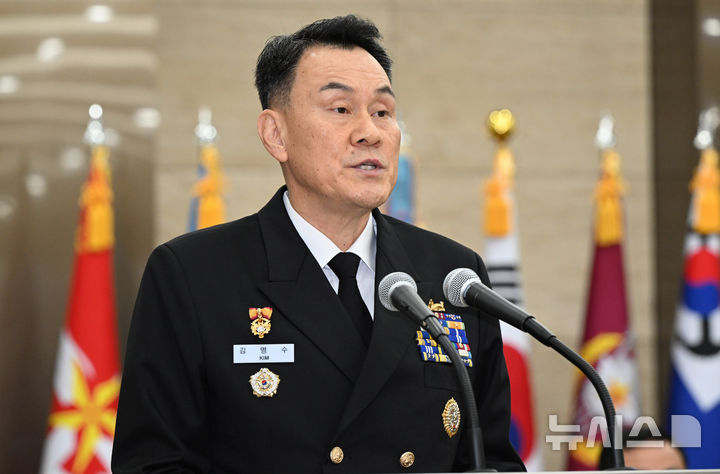 [서울=뉴시스] 국회사진기자단 = 김명수 합참의장이 10일 서울 용산 합동참모본부에서 열린 국회 국정감사에서 업무보고를 하고 있다. 2024.10.10. photo@newsis.com