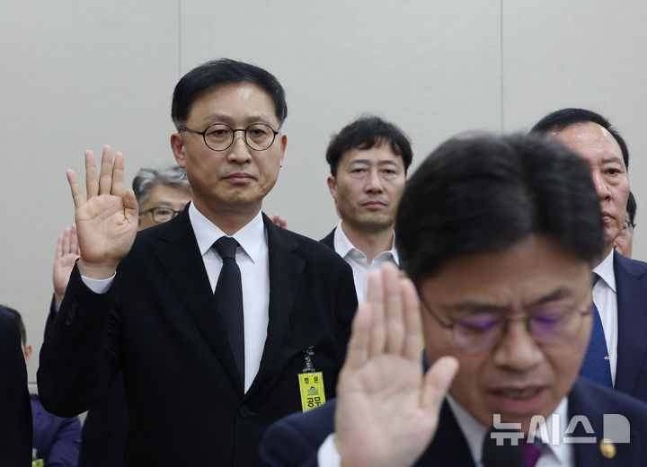 [서울=뉴시스] 고승민 기자 = 윤태양 삼성전자 부사장(최고안전책임자)이 10일 서울 여의도 국회에서 열린 과학기술정보방송통신위원회의 원자력안전위원회 등 국정감사에 출석해 선서를 하고 있다. 2024.10.10. kkssmm99@newsis.com