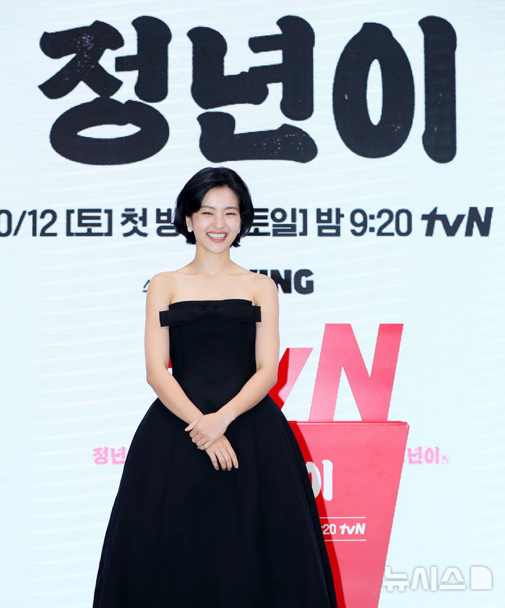 [서울=뉴시스] 김혜진 기자 = 배우 김태리가 10일 오후 서울 영등포구 콘래드호텔에서 열린 tvN 새 토일드라마 '정년이'(극본 최효비, 연출 정지인) 제작발표회에서 포즈를 취하고 있다. 2024.10.10. jini@newsis.com
