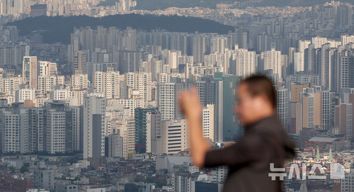 [서울=뉴시스] 김진아 기자 = 한국부동산원이 10일 발표한 '10월 첫째 주(7일 기준) 아파트가격 동향'에 따르면 이번 주 서울 아파트값은 전주보다 0.10% 오르면서 29주 연속 상승세를 이어갔다. 대출 규제, 단기 급등 피로감 누적 등의 영향으로 상승폭은 축소됐다. 사진은 10일 서울 남산에서 바라본 서울 시내 아파트 단지. 2024.10.10. bluesoda@newsis.com