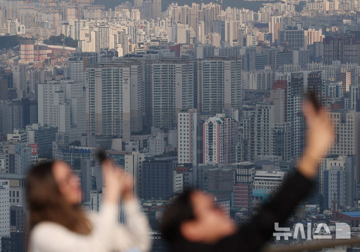 [서울=뉴시스] 김진아 기자 = 한국부동산원이 10일 발표한 '10월 첫째 주(7일 기준) 아파트가격 동향'에 따르면 이번 주 서울 아파트값은 전주보다 0.10% 오르면서 29주 연속 상승세를 이어갔다. 대출 규제, 단기 급등 피로감 누적 등의 영향으로 상승폭은 축소됐다. 사진은 10일 서울 남산에서 바라본 서울 시내 아파트 단지. 2024.10.10. bluesoda@newsis.com