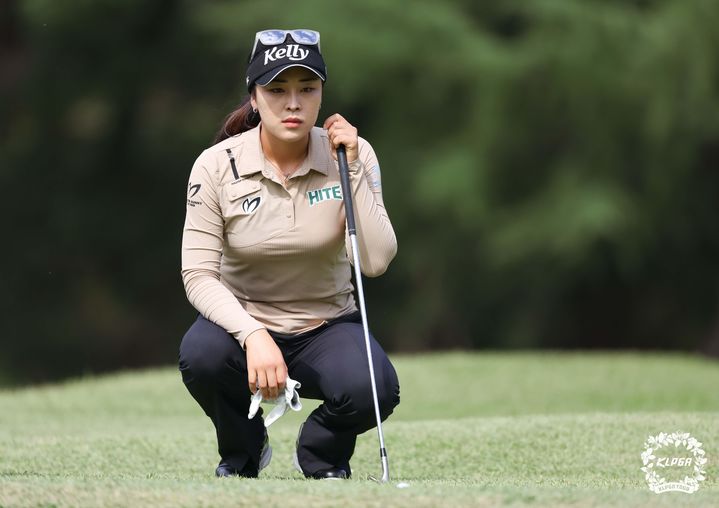 [서울=뉴시스] 10일 전북 익산CC에서 열린 2024 동부건설 한국토지신탁 챔피언십 1라운드 4번홀에서 윤이나가 그린을 보고 있다. (사진=KLPGT 제공) 2024.10.10. photo@newsis.com *재판매 및 DB 금지