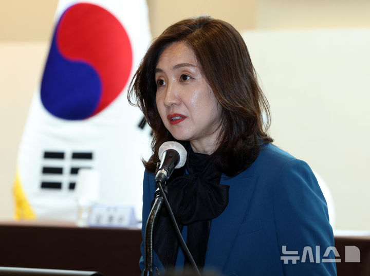 [서울=뉴시스] 고범준 기자 = 김수경 통일부 차관이 10일 오후 서울 중구 프레지던트호텔에서 열린 탈북 외교관들이 보는 '8.15 통일 독트린' VS 두 개 국가론 토론회에서 축사를 하고 있다. 2024.10.10. bjko@newsis.com