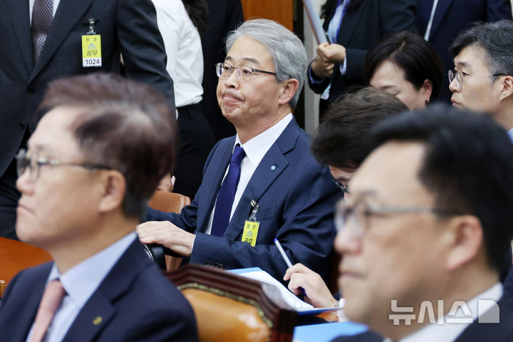 [서울=뉴시스] 조성우 기자 = 임종룡(가운데) 우리금융그룹 회장이 10일 오후 서울 여의도 국회에서 열린 정무위원회의 금융위원회, 한국산업은행, 중소기업은행에 대한 국정감사에 출석해 자리하고 있다. 2024.10.10. xconfind@newsis.com