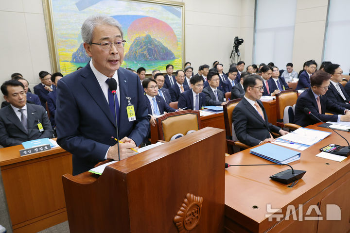[서울=뉴시스] 조성우 기자 = 임종룡 우리금융그룹 회장이 10일 오후 서울 여의도 국회에서 열린 정무위원회의 금융위원회, 한국산업은행, 중소기업은행에 대한 국정감사에서 의원 질문에 답변하고 있다. 2024.10.10. xconfind@newsis.com