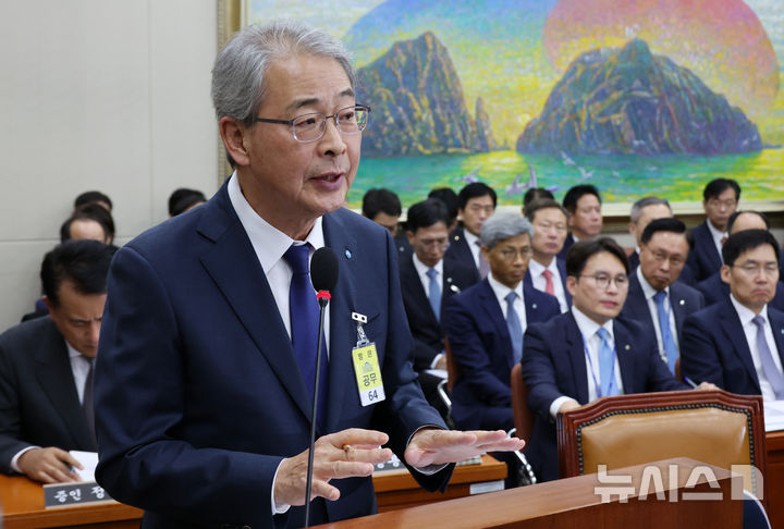 [서울=뉴시스] 조성우 기자 = 임종룡 우리금융그룹 회장이 10일 오후 서울 여의도 국회에서 열린 정무위원회의 금융위원회, 한국산업은행, 중소기업은행에 대한 국정감사에서 의원 질문에 답변하고 있다. 2024.10.10. xconfind@newsis.com