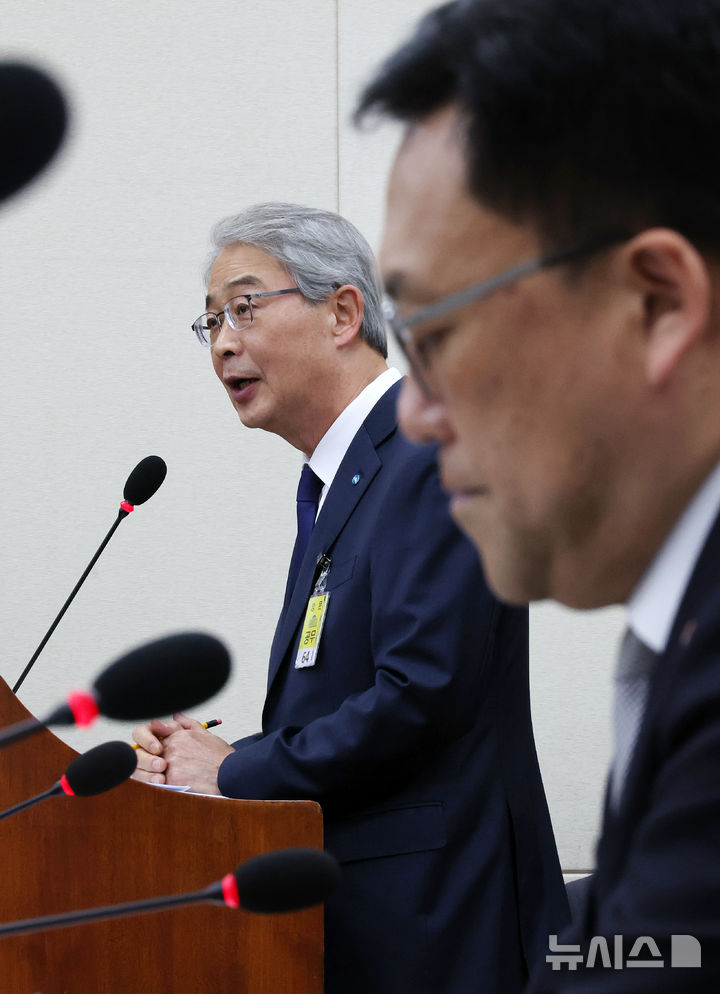 [서울=뉴시스] 조성우 기자 = 임종룡 우리금융그룹 회장이 10일 오후 서울 여의도 국회에서 열린 정무위원회의 금융위원회, 한국산업은행, 중소기업은행에 대한 국정감사에서 의원 질문에 답변하고 있다. 오른쪽은 김병환 금융위원장. 2024.10.10. xconfind@newsis.com