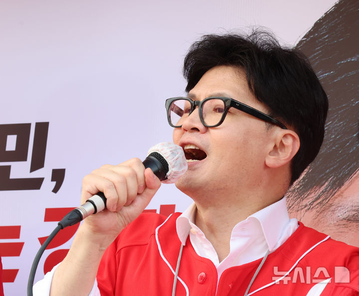 [인천=뉴시스] 전진환 기자 = 한동훈 국민의힘 대표가 10일 오후 인천 강화군 길상면의 한 거리에서 군민들에게 박용철 강화군수 보궐선거 후보의 지지를 호소하고 있다. 2024.10.10. amin2@newsis.com