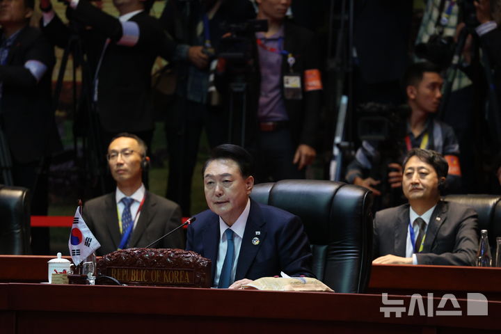 [비엔티안=뉴시스] 최진석 기자 = 윤석열 대통령이 10일(현지시각) 라오스 비엔티안 국립컨벤션센터에서 열린 아세안+3(한국·일본·중국) 정상회의에서 발언하고 있다. 2024.10.10. myjs@newsis.com