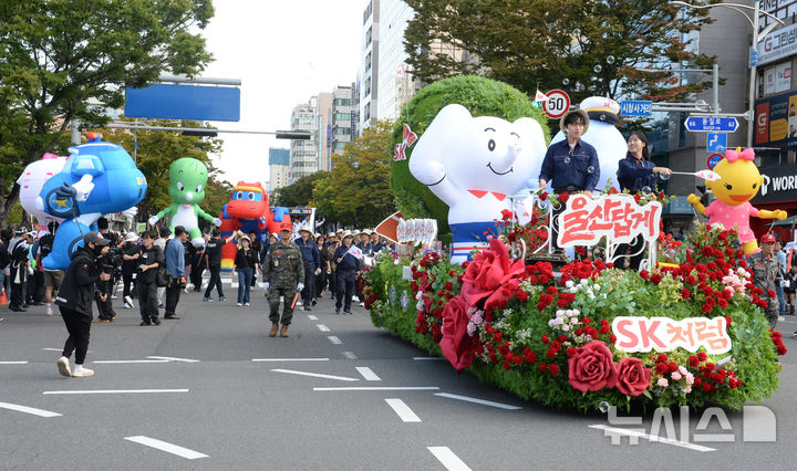 [울산=뉴시스] 배병수 기자 = 10일 오후 울산 남구 공업탑에서 2024년 울산공업축제 축하 퍼레이드가 열리고 있다. 2024.10.10.bbs@newsis.com.