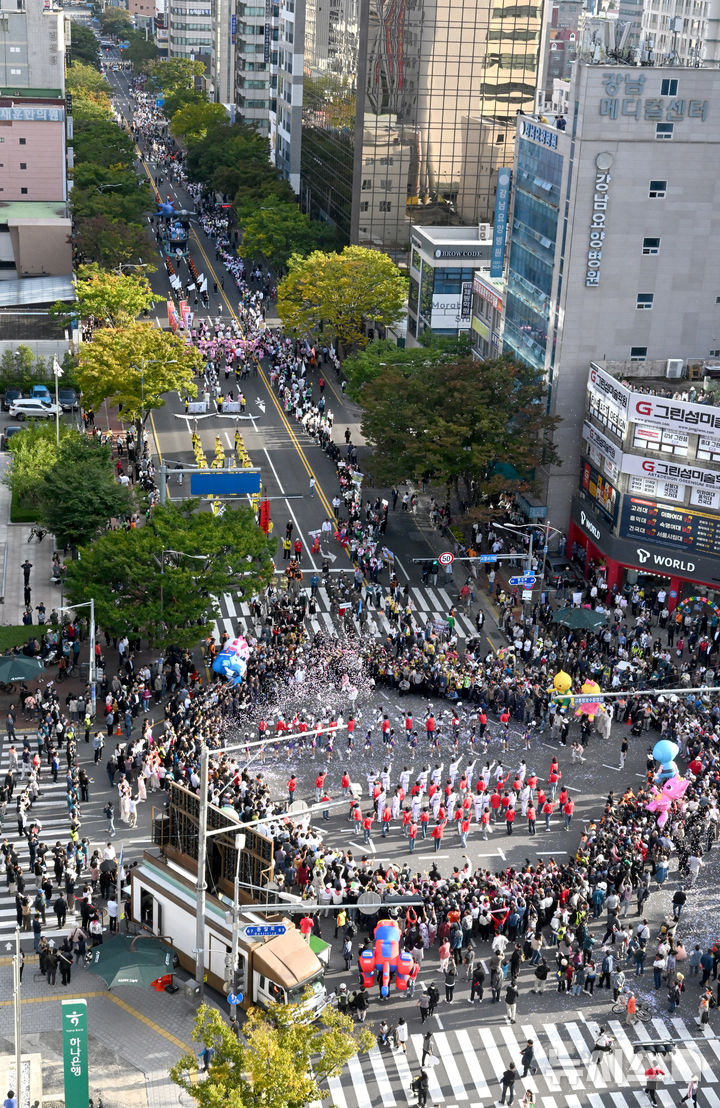 [울산=뉴시스] 배병수 기자 = 10일 오후 울산 남구 시청 앞 사거리에서 2024년 울산공업축제 퍼레이드가 열리고 있다. 2024.10.10.bbs@newsis.com.