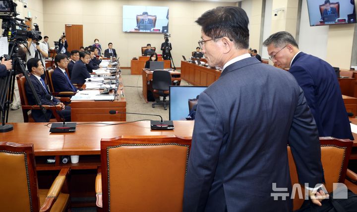 [서울=뉴시스] 조성봉 기자 = 국회 환경노동위원회의 증인 철회 의결로 퇴장당한 김문수 고용노동부 장관이 10일 서울 여의도 국회 환경노동위원회 국정감사장을 떠나고 있다. 2024.10.10.suncho21@newsis.com