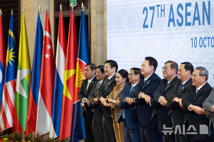 [비엔티안=뉴시스] 최진석 기자 = 윤석열 대통령이 10일(현지시각) 라오스 비엔티안 국립컨벤션센터에서 열린 아세안+3(한국·일본·중국) 정상회의에서 이시바 시게루 일본 총리, 리창 중국 총리를 비롯한 아세안 정상들과 기념촬영하고 있다.왼쪽부터 미얀마 아웅 쪼 모 외교부 사무차관, 필리핀 페르디난드 로무알데즈 마르코스 주니어 대통령, 싱가포르 로렌스 웡 총리, 태국 패통탄 친나왓 총리, 베트남 팜 밍 찡 총리 , 윤석열 대통령, 일본 이시바 시게루 총리, 의장국인 라오스 손싸이 시판돈 총리, 중국 리창 총리. (공동취재) 2024.10.10. myjs@newsis.com