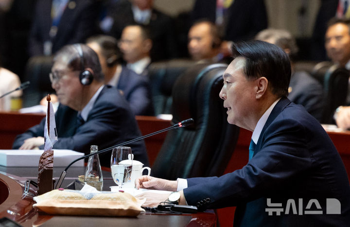 [비엔티안=뉴시스] 최진석 기자 = 윤석열 대통령이 10일(현지시각) 라오스 비엔티안 국립컨벤션센터에서 열린 아세안+3(한국·일본·중국) 정상회의에서 발언하고 있다. (공동취재) 2024.10.10. myjs@newsis.com