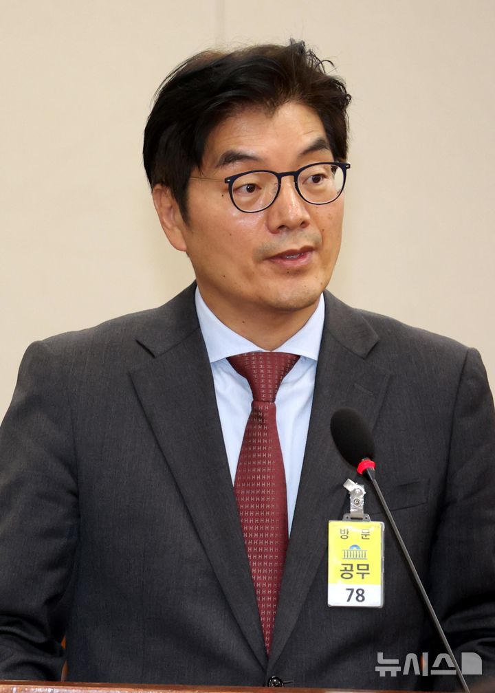 [서울=뉴시스] 조성봉 기자 = 정종철 쿠팡풀필트먼트서비스 대표이사가 10일 오후 서울 여의도 국회 환경노동위원회에서 열린 고용노동부에 대한 국정감사에서 의원들의 질의에 답변하고 있다. 2024.10.10. suncho21@newsis.com
