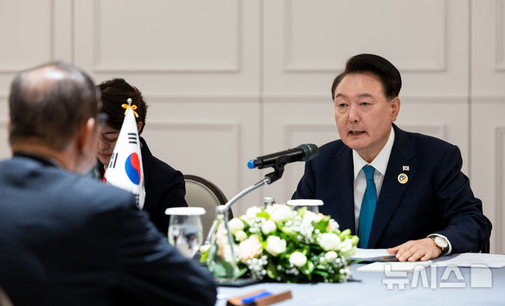[비엔티안=뉴시스] 최진석 기자 = 윤석열 대통령이 10일(현지시각) 라오스 비엔티안 한 호텔에서 열린 이시바 시게루 일본 총리와의 한-일 정상회담에서 발언하고 있다. (공동취재) 2024.10.10. myjs@newsis.com