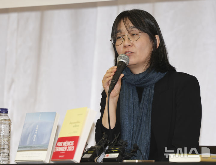 [서울=뉴시스] ‘2024년 노벨 문학상’ 영예는 한국 소설가 한강에게 돌아갔다. 한국인이 노벨상을 수상한 것은 2000년 평화상을 탄 고 김대중 전 대통령에 이어 두번째다.사진은 지난해 11월 서울 양천구 한국방송회관에서 프랑스 메디치 외국문학상 수상 소감을 밝히고 있는 작가. 2024.10.11.