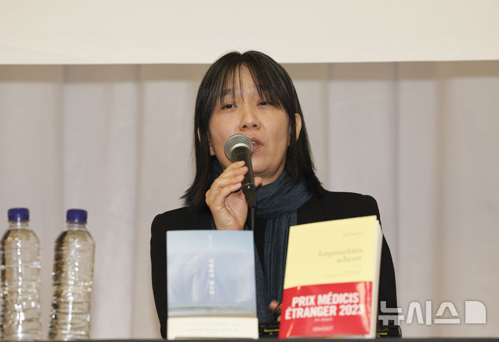 [서울=뉴시스] ‘2024년 노벨 문학상’ 영예는 우리나라 소설가 한강에게 돌아갔다. 한국인이 노벨상을 수상한 것은 지난 2000년 평화상을 탄 고 김대중 전 대통령에 이어 두번째다.사진은 지난해 11월 서울 양천구 한국방송회관에서 프랑스 메디치 외국문학상 수상 소감을 밝히고 있는 작가. 2024.10.10. photo@newsis.com