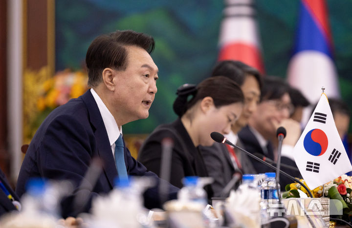 [비엔티안=뉴시스] 최진석 기자 = 윤석열 대통령이 10일(현지시각) 라오스 주석궁에서 열린 통룬 시술리트 라오스 국가주석과의 한-라오스 확대 정상회담에서 발언하고 있다. (공동취재) 2024.10.10. myjs@newsis.com