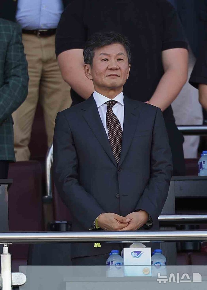 [암만=뉴시스] 정병혁 기자 = 10일(현지시각) 요르단 암만 국제경기장에서 열린 2026 북중미월드컵 아시아 3차 예선 3차전, 대한민국과 요르단의 경기에 정몽규 대한축구협회장이 참석해 있다. 2024.10.10. jhope@newsis.com