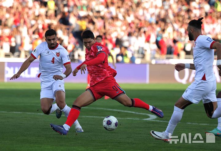 [암만=뉴시스] 정병혁 기자 = 10일(현지시각) 요르단 암만 국제경기장에서 열린 2026 북중미월드컵 아시아 3차 예선 3차전 대한민국과 요르단의 경기, 주민규가 돌파하고 있다. 2024.10.10.jhope@newsis.com