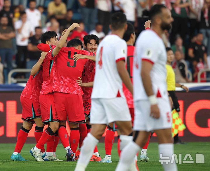 [암만=뉴시스] 정병혁 기자 = 10일(현지시각) 요르단 암만 국제경기장에서 열린 2026 북중미월드컵 아시아 3차 예선 3차전 대한민국과 요르단의 경기, 이재성이 골을 넣은 뒤 동료들과 기뻐하고 있다. 2024.10.10.jhope@newsis.com