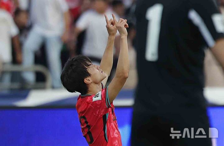 [암만=뉴시스] 정병혁 기자 = 10일(현지시각) 요르단 암만 국제경기장에서 열린 2026 북중미월드컵 아시아 3차 예선 3차전 대한민국과 요르단의 경기, 이재성이 첫 골을 넣은 뒤 세리머니를 하고 있다. 2024.10.10.jhope@newsis.com