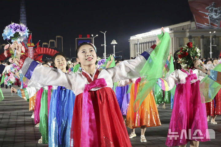 [평양=AP/뉴시스] 지난해 10월10일 북한 평양의 김일성 광장에서 조선노동당 창립 79주년 야회가 열려 북한 청년과 학생들이 춤추고 있다. 2024.10.11.