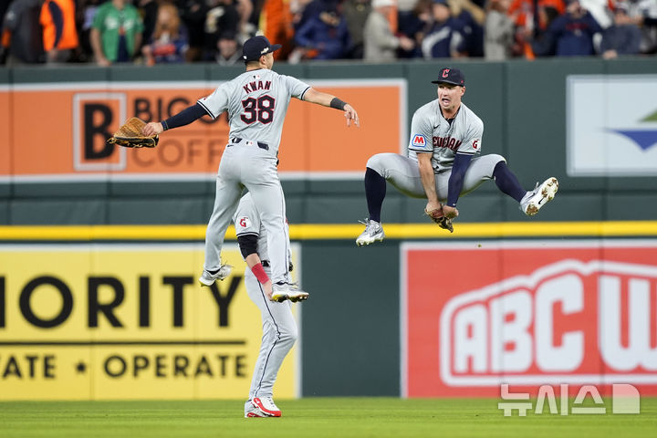 [디트로이트=AP/뉴시스] 메이저리그(MLB) 클리블랜드 가디언스 선수단은 11일(한국시각) 미국 미시간주 디트로이트의 코메리카 파크에서 열린 MLB 아메리칸리그 디비전시리즈 4차전에서 디트로이트 타이거스에 5-4 승리를 거둔 뒤 기뻐하고 있다. 2024.10.11