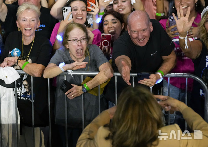 [챈들러=AP/뉴시스]지난 10일(현지시각) 애리조나주 챈들러 길라 리버 인디언 보호구역에서 열린 카멀라 해리스 부통령 유세에 참가한 군중들이 해리스 후보와 손을 잡기 위해 손을 뻗고 있다. 미 여성 유권자의 해리스 지지가 큰 폭으로 중가한 점이 해리스에 유리하다고 미 워싱턴포스트(WP)가 14일 보도했다. 2024.10.15. 