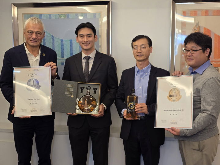 문경시 소재 전통주 양조장 오미나라가 사과증류주 ‘문경바람 오크 40%'로 콩쿠르 몬디알드 브뤼셀(CMB) 국제주류품평회에서 금상을 수상했다. (사진=문경시 제공) *재판매 및 DB 금지