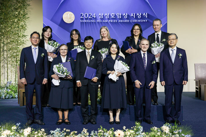 [서울=뉴시스]삼성호암상 수상자들과 행사 참석자들이 5월31일 서울신라호텔 다이너스티홀에서 열린 '2024 삼성호암상 시상식'에서 기념 촬영을 하고 있다. (앞줄 왼쪽부터) 이재용 삼성전자 회장, 사회봉사상 제라딘 라이언 아일랜드 성골롬반외방선교수녀회 수녀, 의학상 피터 박 하버드의대 교수 부부, 랜디 셰크먼 UC버클리 교수, 김황식 호암재단 이사장. (뒷줄 왼쪽부터) 공학상 이수인 워싱턴대 교수, 예술상 한강 소설가, 과학상 물리·수학부문 킴벌리 브릭먼 미국 국립표준기술연구소 연구원(고 남세우 미 국립표준기술연구소 연구원 대리 수상, 배우자), 과학상 화학·생명과학부문 혜란 다윈 뉴욕대 교수 부부. (사진 = 호암재단) 2024.10.11. photo@newsis.com  *재판매 및 DB 금지