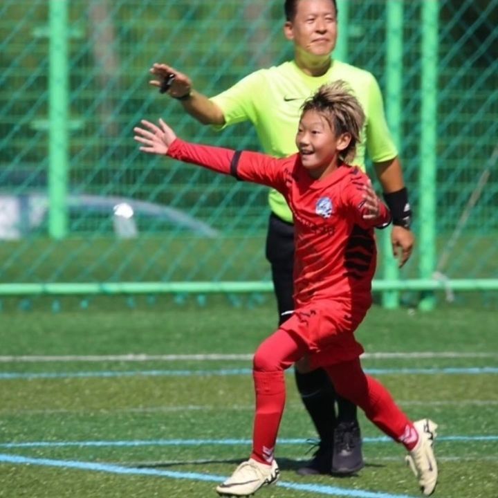 [서울=뉴시스]축구를 하고 있는 이시안군.(사진=이수진씨 인스타그램 갈무리) *재판매 및 DB 금지