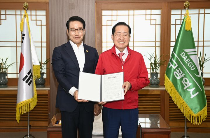 [남원=뉴시스] 10일 대구광역시청을 방문한 최경식 남원시장(왼쪽)이 홍준표 대구시장(오른쪽)과 공동성명서를 들고 사진을 촬영 중이다. *재판매 및 DB 금지