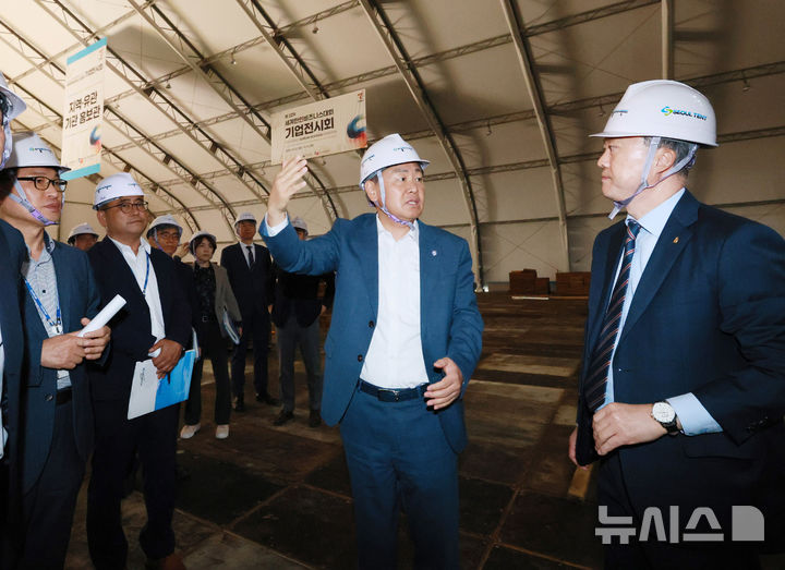 [전주=뉴시스] 김관영 전북특별자치도지사는 11일 전북대학교 진수당에서 제22차 세계한인비즈니스대회의 관련해 대회 기간동안 마련한 도 자체 연계프로그램 등에 대해 간부공무원들과 점검회의를 하고 있다. 2024.10.11 (사진= 전북자치도 제공) *재판매 및 DB 금지