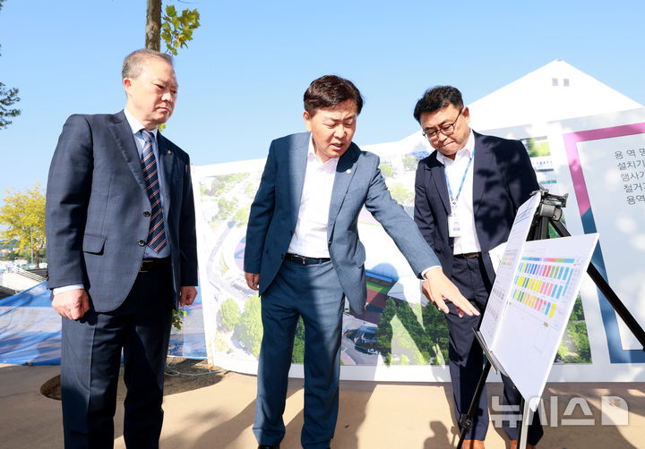 [전주=뉴시스] 11일 전북대학교 일원에서 김관영 전북특별자치도지사와 양오봉 전북대총장 및 도 기업유치지원실 실장을 비롯해 간부공무원들이 제22차 세계한인비즈니스대회 관련해 기업전시관 구축 및 전시부스 배치, 시설 안전·소방, 전기·통신 등 전반적인 사항에 대해 현장 점검을 하고 있다. 2024.10.11 (사진= 전북자치도 제공) *재판매 및 DB 금지