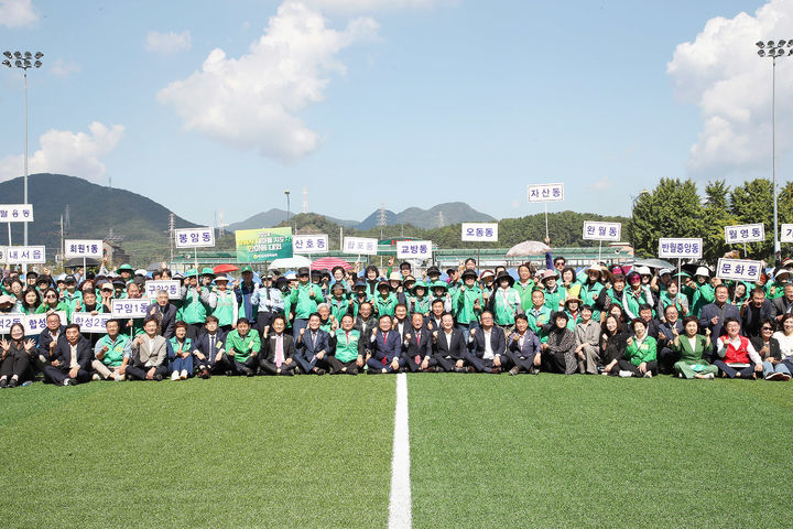 [창원=뉴시스] 강경국 기자 = 11일 경남 창원시 삼진운동장에서 2024년 창원시 새마을회 한마음대회가 개최된 가운데 홍남표 창원시장과 손태화 창원시의회 의장 등이 참가자들과 기념촬영을 하고 있다. (사진=창원시청 제공). 2024.10.11. photo@newsis.com *재판매 및 DB 금지