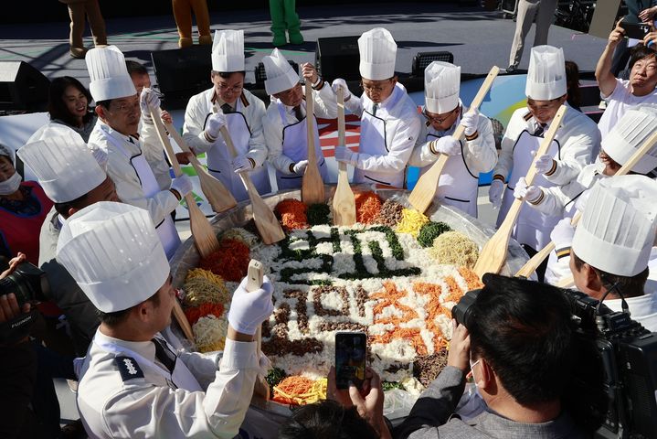 [보성=뉴시스] 지난해 보성 벌교 꼬막축제의 한 장면. (사진 = 보성군 제공). 2024.10.11. photo@newsis.com *재판매 및 DB 금지