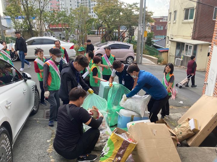 [대구=뉴시스] 대구시 중구는 단속반과 주민 등 200여명과 함께 지역 내 쓰레기 불법투기 합동단속을 실시한다. (사진=대구시 중구 제공) 2024.10.11. photo@newsis.com *재판매 및 DB 금지