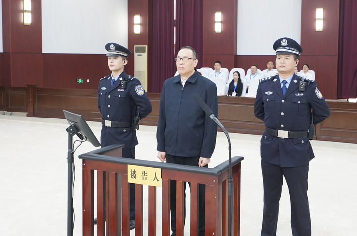 [서울=뉴시스] 10일 중국 후베이성 황강시 중급인민법원이 거액의 뇌물 수수 혐의로 기소된 판이페이 전 중국 인민은행 부행장에게 사형 및 집행유예를 선고했다. 사진은 법정에 선 판 부행장의 모습. <사진출처: 바이두> 2024.10.11