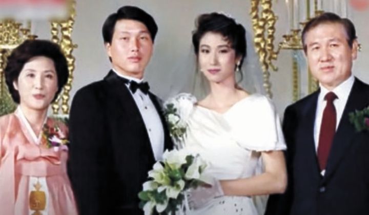 [서울=뉴시스]최태원 SK그룹 회장이 노소영 아트센터 나비 관장에게 재산분할액 9440억원을 지급하라는 파기환송심의 재상고 기한이 14일 만료된다. 이날 양측이 재상고를 포기해 판결이 확정될지, 한쪽이라도 재상고에 나서면서 사건이 다시 대법원 판단을 받게 될지에 관심이 모인다. 사진은 최 회장과 노 관장이 1988년 9월 청와대에서 찍은 결혼 사진. (사진=중앙일보DB) 2026.08.14. *재판매 및 DB 금지