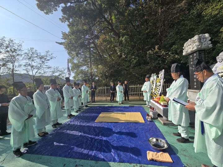 [보은=뉴시스] 충북남부보훈지청은 내북애향동지회와 지난 10일 보은군 내북면 이승칠 지사 공적비 앞에서 이 지사 추모제를 지냈다. (사진= 충북남부보훈지청 제공) 2024.10.11. photo@newsis.com