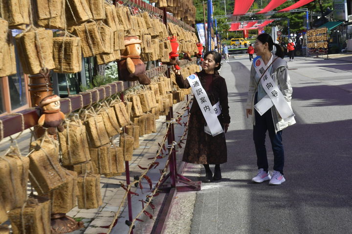 [순창=뉴시스] 김종효 기자 = 11일 전북 순창 고추장민속마을 거리에서 열린 '제19회 순창장류축제'에서 관광객들이 전시된 메주를 살펴보고 있다. (사진=순창군청 제공) 2024.10.11. photo@newsis.com  *재판매 및 DB 금지